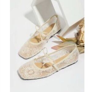 NWT Chic Lace Ballet Flats in Cream